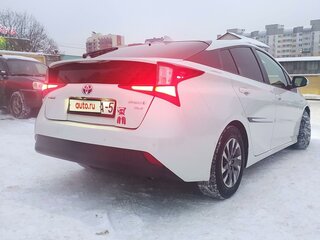 2019 Toyota Prius IV Рестайлинг (XW50), белый, 2246475 рублей, вид 4