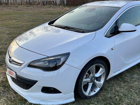 2013 Opel Astra GTC J Рестайлинг, белый, 1350000 рублей - вид 1