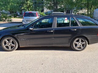2004 Mercedes-Benz C-Класс 200 II (W203) Рестайлинг, чёрный, 600000 рублей, вид 3