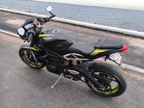 2021 Triumph Street Triple, чёрный, 700000 рублей - вид 1
