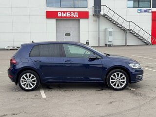 2018 Volkswagen Golf VII Рестайлинг, синий, 1650000 рублей, вид 3