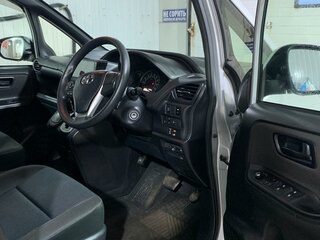 2017 Toyota Noah III (R80) Рестайлинг, серебристый, 2790000 рублей, вид 5