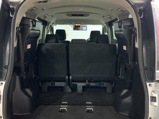 2017 Toyota Noah III (R80) Рестайлинг, серебристый, 2790000 рублей, вид 4