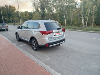 2017 Mitsubishi Outlander III Рестайлинг 2, серебристый, 2150000 рублей, вид 4