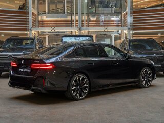 2026 BMW 5 серии 540d xDrive VIII (G60/G61/G68), чёрный, 13590000 рублей, вид 2