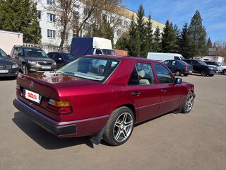 1992 Mercedes-Benz E-Класс 220 I (W124), пурпурный, 1200000 рублей, вид 5