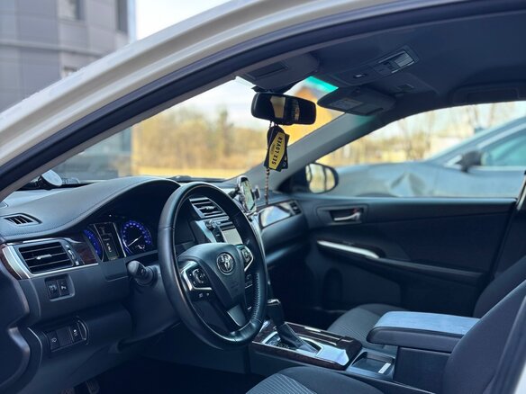 2017 Toyota Camry VII (XV50) Рестайлинг, белый, 2050000 рублей - вид 9