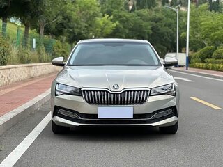 2022 Skoda Superb III Рестайлинг, золотистый, 1540000 рублей, вид 2