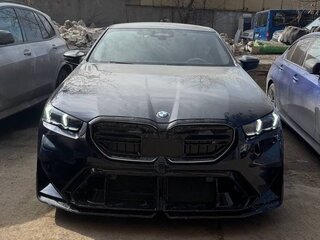 2024 BMW 5 серии 530i xDrive VIII (G60/G61/G68), чёрный, 7790000 рублей, вид 3