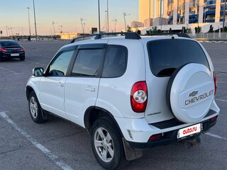 2017 Chevrolet Niva I Рестайлинг, белый, 800000 рублей, вид 4