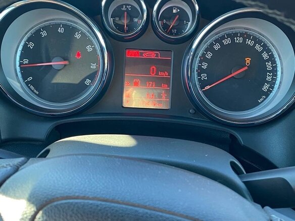 2013 Opel Astra GTC J Рестайлинг, жёлтый, 750000 рублей - вид 8