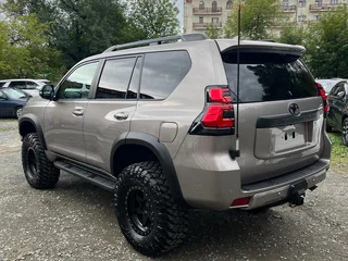 2023 Toyota Land Cruiser Prado 150 Series Рестайлинг 3, серый, 7000000 рублей, вид 2