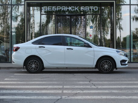 2024 Lada (ВАЗ) Vesta I Рестайлинг (NG), белый, 1349000 рублей, вид 3