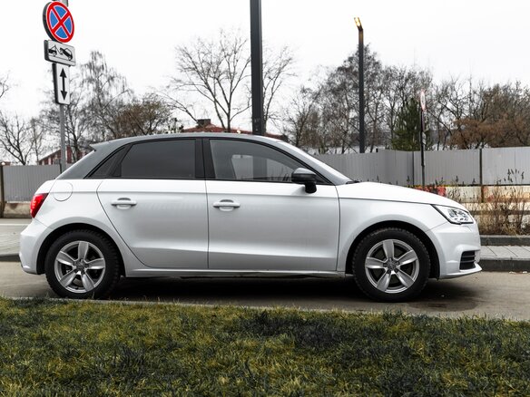 2015 Audi A1 I (8X) Рестайлинг, белый, 1050000 рублей - вид 4