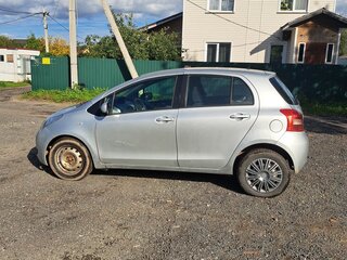 2007 Toyota Yaris II, серебристый, 359000 рублей, вид 3