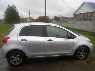2009 Toyota Yaris II Рестайлинг, серый, 430000 рублей, вид 3