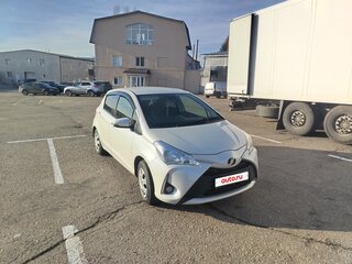 2017 Toyota Vitz III (XP130) Рестайлинг 2, белый, 1100000 рублей, вид 1