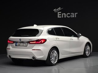 2021 BMW 1 серии 118d III (F40), белый, 1716200 рублей, вид 3