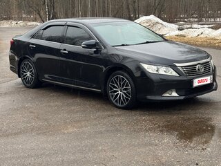 2013 Toyota Camry VII (XV50), чёрный, 1700000 рублей, вид 3