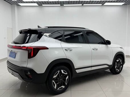 2023 Kia Seltos I Рестайлинг, белый, 1973000 рублей, вид 4