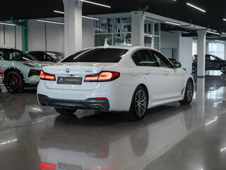 2021 BMW 5 серии 520i VII (G30/G31/G38) Рестайлинг, белый, 3350000 рублей, вид 4
