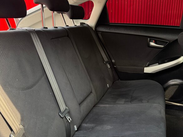 2014 Toyota Prius III Рестайлинг (XW30), серебристый, 1100000 рублей - вид 16