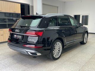 2023 Audi Q7 45 TFSI II (4M) Рестайлинг, чёрный, 6890000 рублей, вид 2