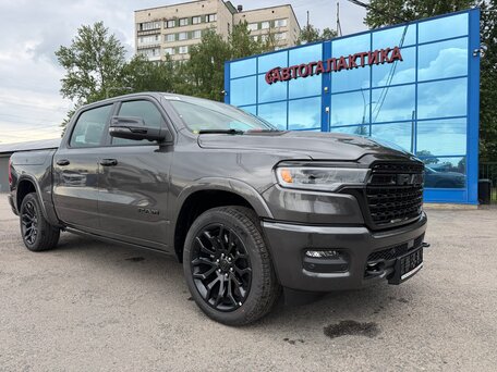 2026 Ram 1500 Crew Cab V Рестайлинг, серый, 9499999 рублей, вид 1