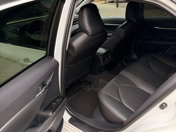 2021 Toyota Camry VIII (XV70) Рестайлинг, белый, 3000000 рублей - вид 10