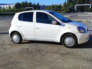 2001 Toyota Vitz I (P10), белый, 315000 рублей, вид 2