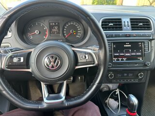 2018 Volkswagen Polo V Рестайлинг, белый, 850000 рублей, вид 5