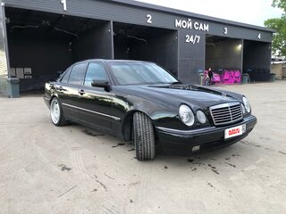 1999 Mercedes-Benz E-Класс 240 II (W210, S210) Рестайлинг, чёрный, 890000 рублей, вид 3