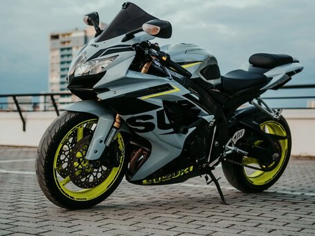 2008 Suzuki GSX-R 600, серебристый, 790000 рублей, вид 2