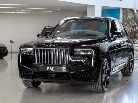 2025 Rolls-Royce Cullinan Black Badge I Рестайлинг (Series II), чёрный, 66500000 рублей - вид 2
