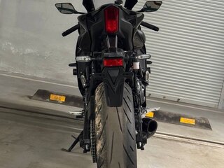2024 Yamaha YZF-R7, чёрный, 799000 рублей, вид 4