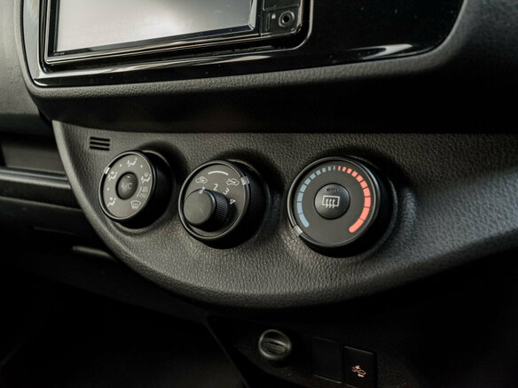 2019 Toyota Vitz III (XP130) Рестайлинг 2, белый, 980000 рублей - вид 17