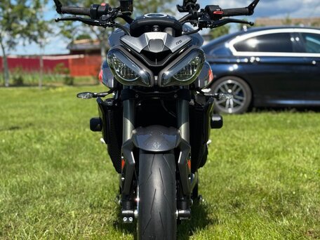 2024 Triumph Street Triple, серый, 1290000 рублей, вид 4