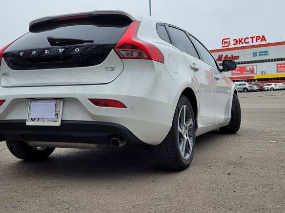 2017 Volvo V40 II Рестайлинг, белый, 1650000 рублей - вид 11