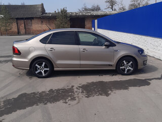 2016 Volkswagen Polo V Рестайлинг, бежевый, 1050000 рублей, вид 2