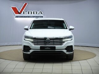 2019 Volkswagen Touareg III, белый, 3190000 рублей, вид 2