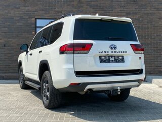2021 Toyota Land Cruiser 300 Series, белый, 10590000 рублей, вид 3