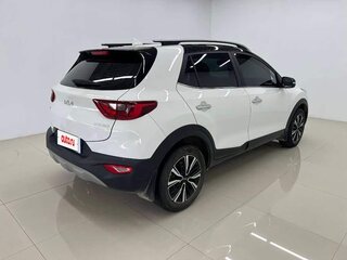 2023 Kia Stonic I Рестайлинг, белый, 1717000 рублей, вид 4