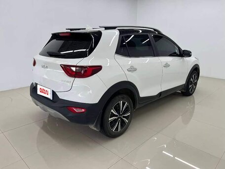 2023 Kia Stonic I Рестайлинг, белый, 1717000 рублей, вид 4