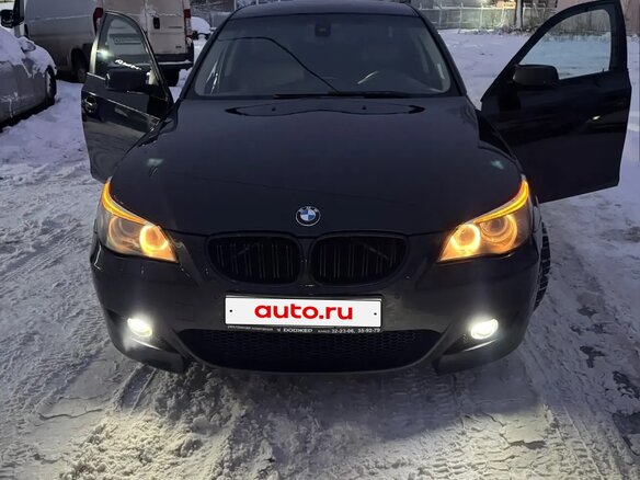 2009 BMW 5 серии 525i V (E60/E61) Рестайлинг, чёрный, 1400000 рублей - вид 3