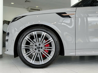 2026 Land Rover Range Rover Sport P400 MHEV III, серый, 18700000 рублей, вид 4