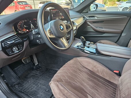 2020 BMW 5 серии 530i xDrive VII (G30/G31/G38) Рестайлинг, серый, 5400000 рублей, вид 5