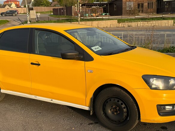 2016 Volkswagen Polo V Рестайлинг, жёлтый, 590000 рублей - вид 3