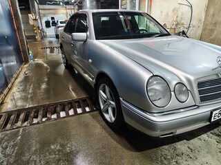 1998 Mercedes-Benz E-Класс 240 II (W210, S210), серебристый, 700000 рублей, вид 3