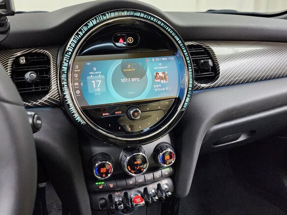 2022 Mini Hatch Cooper III (F55/F56) Рестайлинг 2, зелёный, 2000000 рублей - вид 12