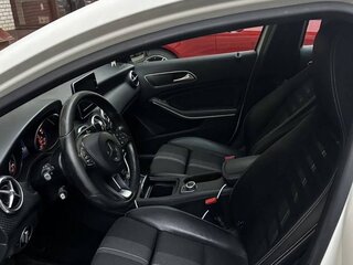 2017 Mercedes-Benz A-Класс 180 III (W176) Рестайлинг, белый, 1850000 рублей, вид 4